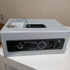 【取引中】アイリスオーヤマ 金庫 手提げ金庫 ダイヤル式 ダブルロック A5 SBX-A5 グレー

の画像