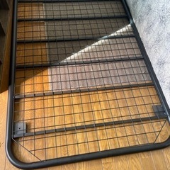 シングルのパイプベッド