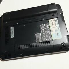 古くて小さなノートパソコンの画像