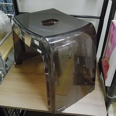 セール中につき、通常特価1,628円より20％引きの1,302円!　リッチェル　風呂椅子　karali　カラリ　高さ30cm　スモークブラウン　お風呂用品の画像