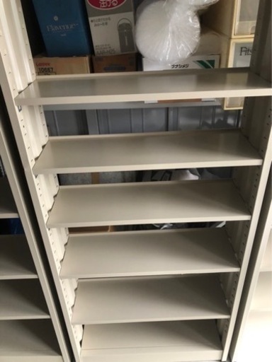東洋事務器   スチール本棚  クールラック1800 [アイボリー] 6段  幅80×奥行26×高さ180cm  楽天、Yahoo! ショッピングでもかなり評価の高いお品です。 美品です。 お部屋の収納、倉庫の整理に大変便利です。  在庫複数あります。