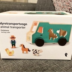 木のパズル　車の型はめ