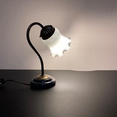 《決定済》フリルガラスのシェード付きスタンドライトの画像