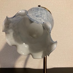 《決定済》フリルガラスのシェード付きスタンドライトの画像