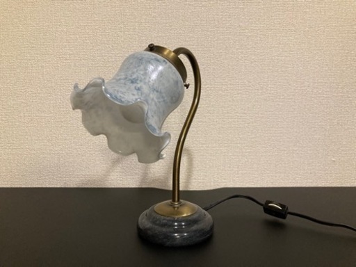 《決定済》フリルガラスのシェード付きスタンドライト