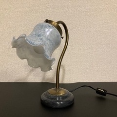《決定済》フリルガラスのシェード付きスタンドライト