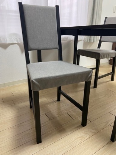 伸長式ダイニングテーブルとチェア2脚