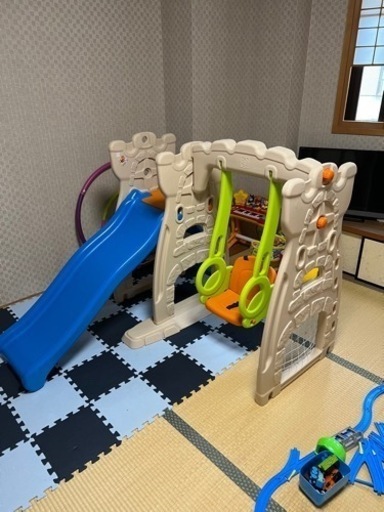 子供向け滑り台、ブランコ