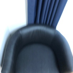 黒い丸椅子