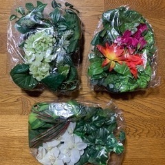 造花の盛りかご3つあります