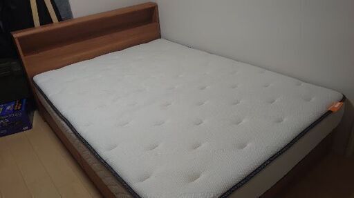 こちらは、定番のフランスベッド　【ダブルベッド　台付き】