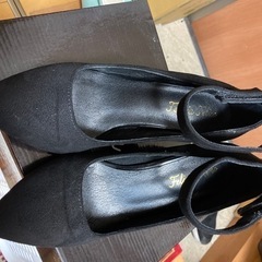 ストラップ付きパンプス