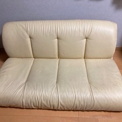 黄色いソファーの画像