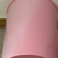 ピンク色のゴミ箱の画像
