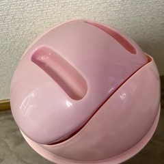 ピンク色のゴミ箱の画像