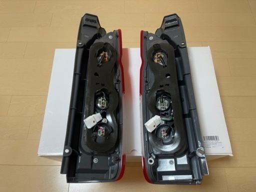 購入者決定　ハイエース用テールランプ