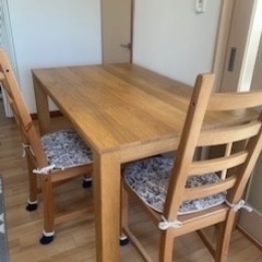 美品。ダイニングテーブルセット。イス付き。
