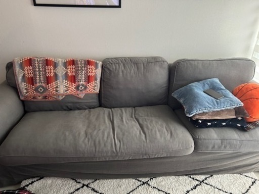 イケア　ソファ　四人座れます、寝れます。