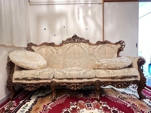 アンティークソファ　3人掛け　細身の大人5人掛けることができます。