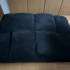 美品「黒い2人掛けのソファベッド」（シングルベッドとして利用可能）の画像