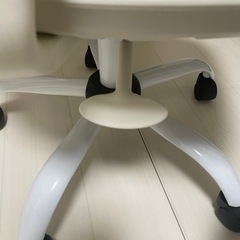 ニトリ　肘付きワークチェア　ホワイト　オフィスチェアの画像