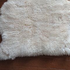 最終値下げになります　ムートン　ラグマット　椅子カバー　足元マット　８０ｃｍＸ６５ｃｍの画像