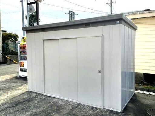 【大幅値下げ！！】イナバ物置窓付き　3500×1790×2360　棚板付き　鍵、照明、コンセント付属　備品　作業スペースにも