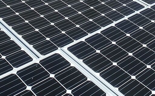太陽光発電でバッテリーを充電する脱炭素に貢献する理想的な再エネ電源設備です、キャンプなど車中泊にも大いにお使いください！