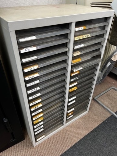 クリスタルトレー書庫　キャビネット　中古オフィス家具　事務用品　引き出し数36
