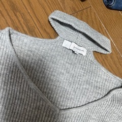 チョーカー付きニット　グレーの画像