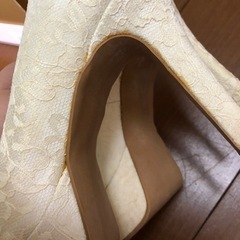 定価約3万円。【難あり】ベニルのオープントゥレースのウェディングシューズの画像