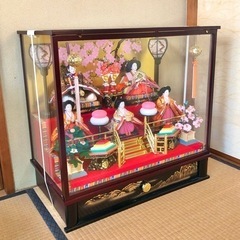 【ひな人形】　2段　ショーケース入り　収納箱あり　オルゴール付き　ぼんぼりライト点灯　雛祭り　②の画像
