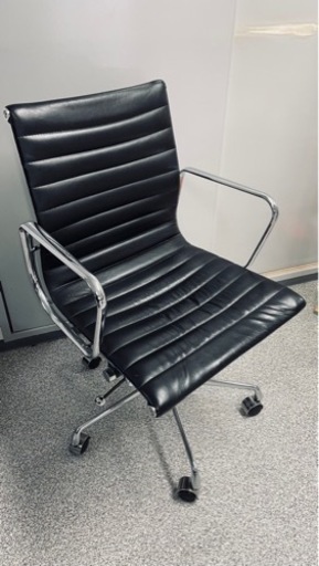イームズアルミナムチェア　本革　リプロダクト製品　　中古　　1脚5000円　2脚まとめてのお取引お願いします