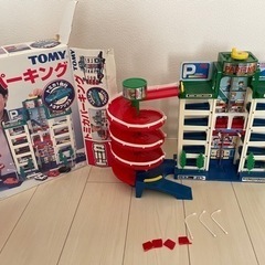 トミカパーキング　壊れています。