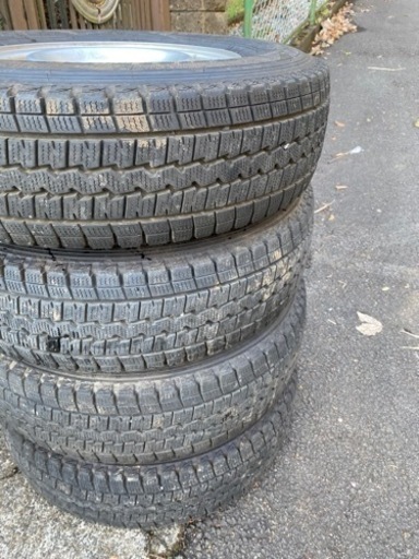 NV350キャラバン用スタッドレスタイヤ4本セット