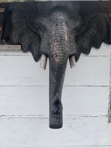 インパクトあり！木彫り象