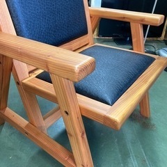 ● 1人用ソファー、木製フレームの画像