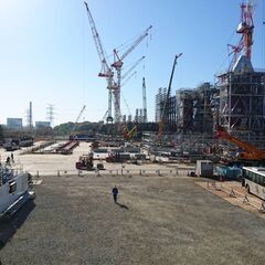六ケ所村にて電線ケーブル設置補助作業