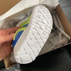 adidasベビーシューズ13cmの画像