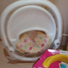 ベビー椅子、歩行機、オモチャの画像