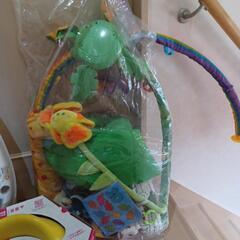 ベビー椅子、歩行機、オモチャの画像