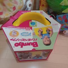 ベビー椅子、歩行機、オモチャの画像