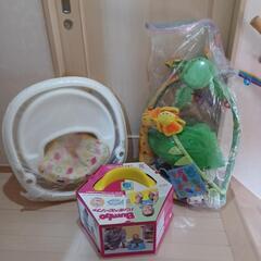 ベビー椅子、歩行機、オモチャの画像