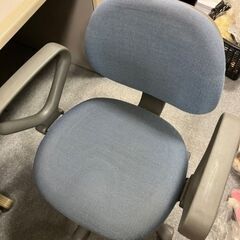 《無料》中古・オフィスチェア3脚《事務椅子、肘掛け付き、高さ調節可能の画像