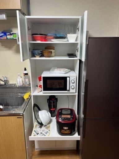 食器棚と電子レンジ