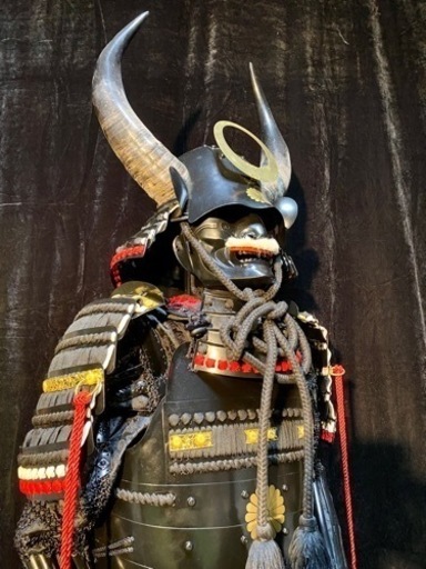 現代甲冑着用等身大成人用 牛角両脇立日月輪前立兜黒糸威二枚胴威具足　鎧櫃鎧立付属/威風堂々/美品/