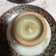 焼き物の湯呑みと茶たくの画像