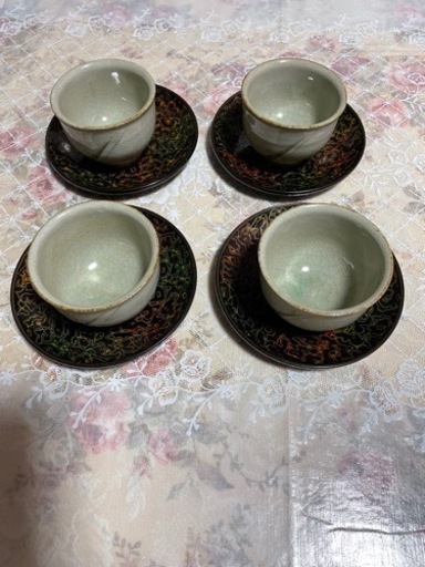 焼き物の湯呑みと茶たく