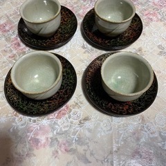 焼き物の湯呑みと茶たく
