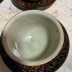 焼き物の湯呑みと茶たくの画像